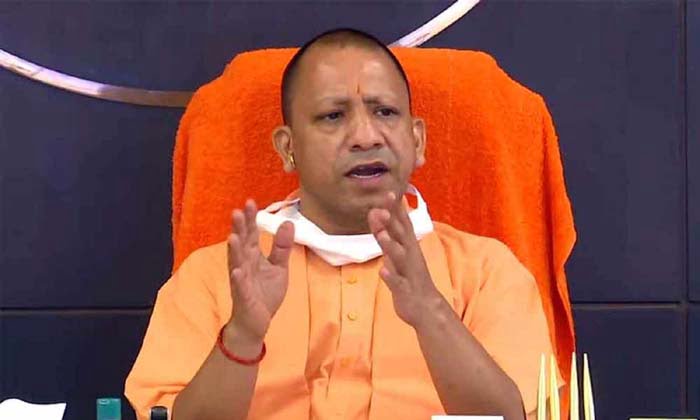 yogi adityanat 7 प्रयागराज मर्डर पर शुरू हुई सियासत, यूपी की कानून व्यवस्था पर उठाए सवाल, सीएम योगी ने दिए कार्रवाई के निर्देश