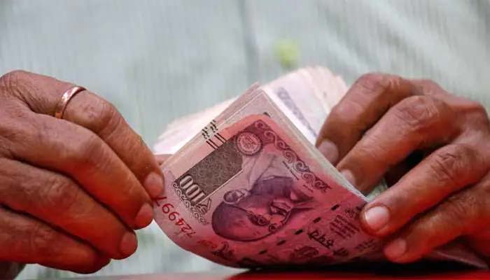 cash बरेली: एडी बेसिक ने शिक्षक नेताओं को लताड़ा तो लिपिक बोला, कोल्ड ड्रिंक मंगाने को जुटाए थे रूपए