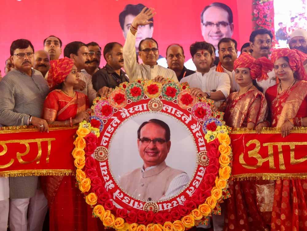 2 41 MP News: गुना जिले के राघौगढ़ में हुआ मुख्यमंत्री लाड़ली बहना सम्मलेन, मुख्यमंत्री शिवराज सिंह चौहान ने कहा 10 जुलाई को बहनों के खाते में आएगी दूसरी किस्त