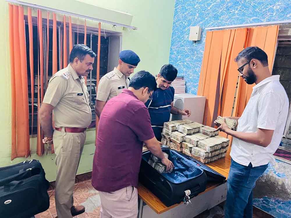 Rajasthan 03 1 15 राजस्थान-दौसा में कार से पुलिस ने पकड़ी 2 करोड़ की नगदी, हरियाणा से आई राशि की आयकर विभाग करेगा जांच