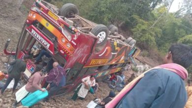 bus 1 जिले के समनापुर थाना क्षेत्र अंतर्गत के किकरझर घाट में नर्मदा परिक्रमावासियों की बस अनियंत्रित होकर पलटी, 4 लोग घायल