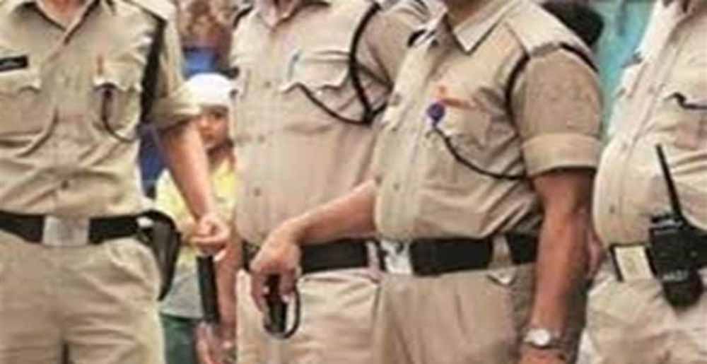 po01 उज्जैन पुलिस ने शहर में चल रहे चार फर्जी एडवाइजरी सेंटर पर मारा छापा, 120 लड़के-लड़कियों को पकड़ा